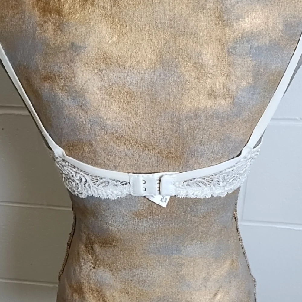 Victoria's Secret Cream Crochet Lace Bra 36B - Picture 2 of 14